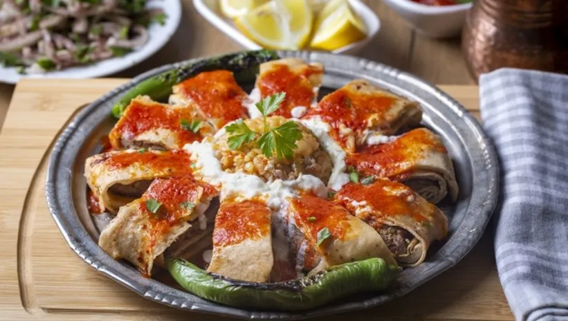821x464-beyti-kebabi-tarifi-en-pratik-yontemle-sofralarinizi-senlendirecek-1682143664962.webp