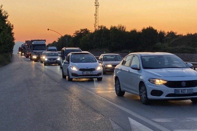 1622142-kocaeli-nde-trafik-isiklarinda-iki-arac-carpisti-6495f8c88569d-1732727632.jpg