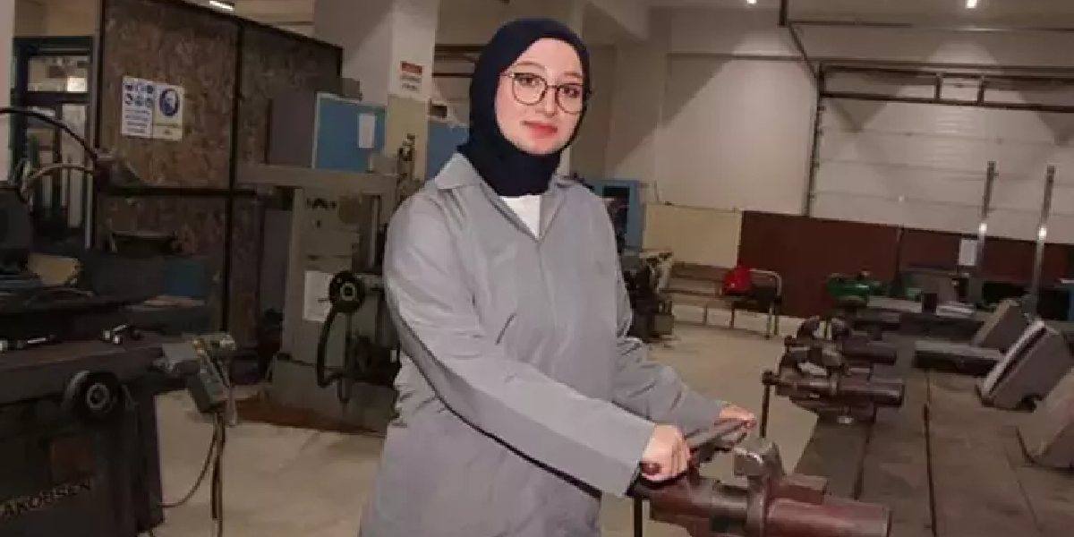 samsunda-erkek-lisesinde-tek-kiz-1