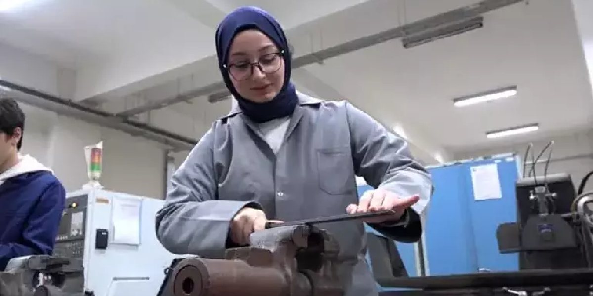 samsunda-erkek-lisesinde-tek-kiz-2