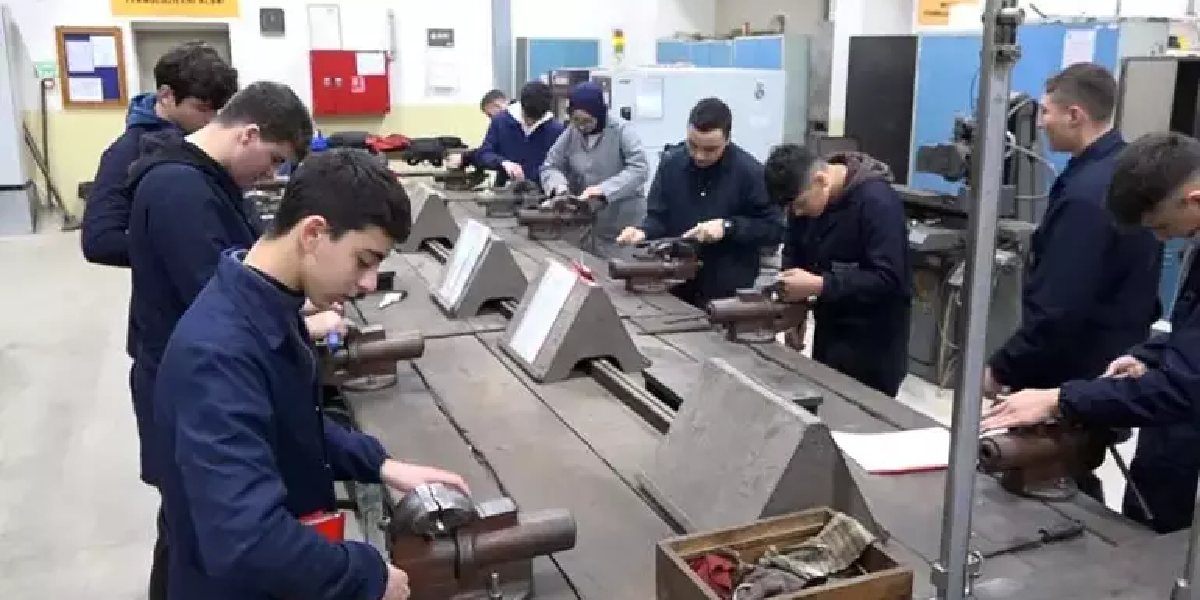 samsunda-erkek-lisesinde-tek-kiz-3