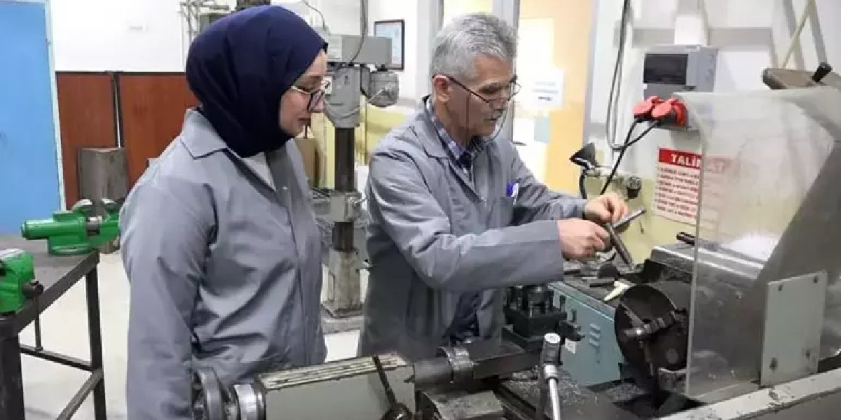 samsunda-erkek-lisesinde-tek-kiz-4