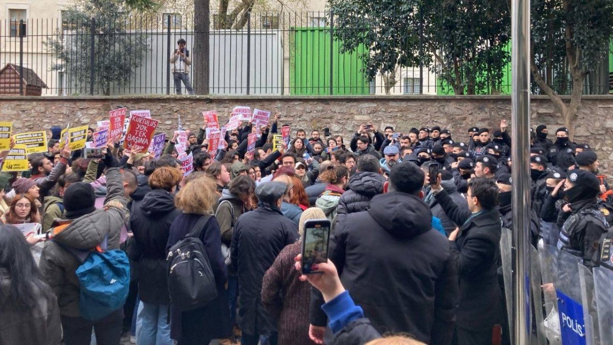 istanbul-universitesi-ogrencileri-imamoglu-nun-gozaltina-alinmasini-protesto-ediyor.jpg