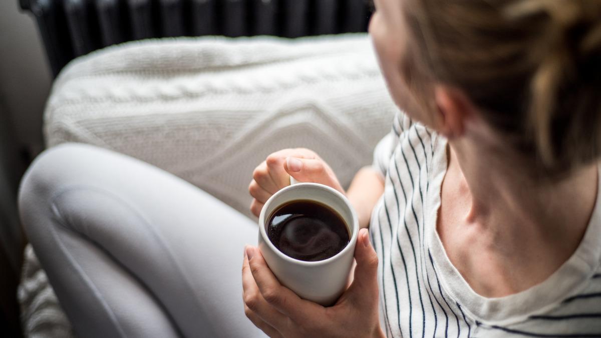 Kahve tüketiminde büyük yanlış! O saatlerde içmek etkisini yok ediyor: Hem şişiriyor hem hormonları bozuyor