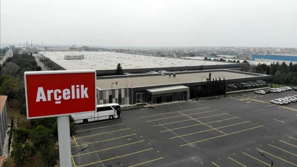 dev-fabrika-gocuyor-koc-holding-arceliki-o-ilimize-tasiyor-dunya-devi-de-oraya-fabrika-kuruyor