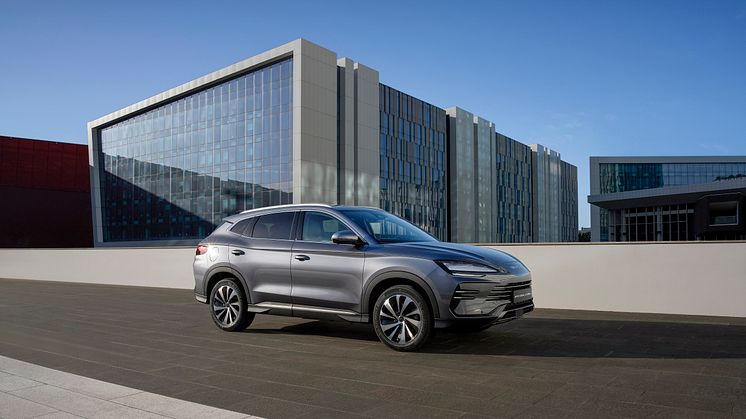 06seal-u-dm-i-lhd-lifestyle-city-static-right-front-65-download