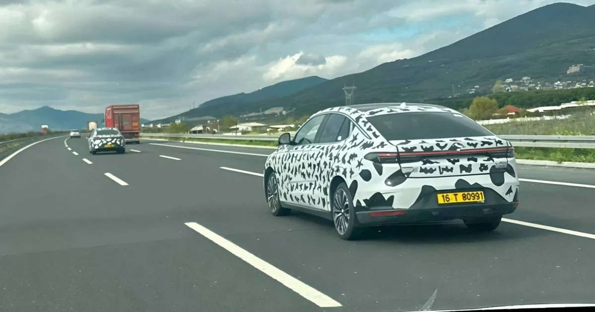 togg-un-yeni-sedan-modeli-t10f-bursa-yollarinda-goruntulendi-1744267360-569-large