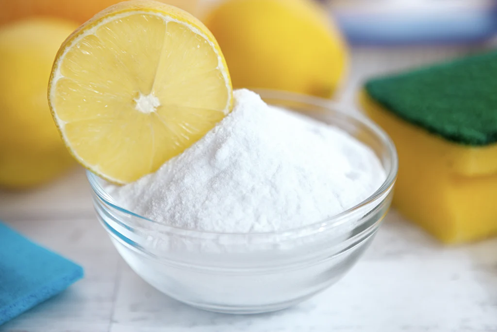 fresh-lemon-and-baking-soda-in-a-small-glass-bowl-1024x1024-001.webp