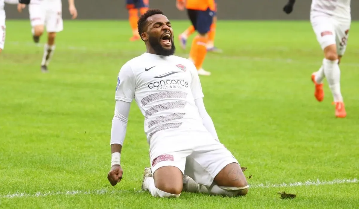 super-lig-in-gol-krali-aaron-boupendza-1621113324-001.webp