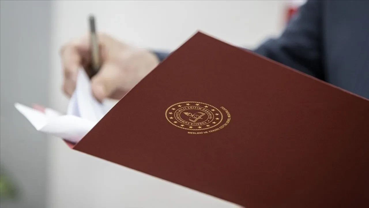 meb-yonetici-atamalarinda-surpriz-degisiklik-resmi-gazetede-yayimlandi-3214248.webp