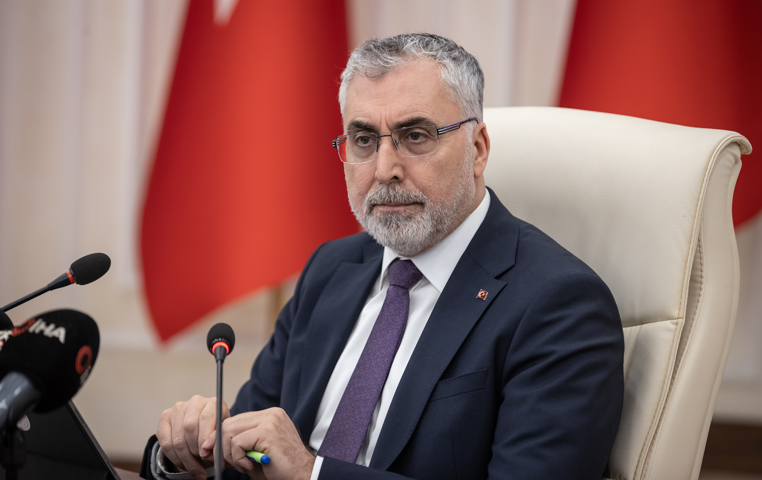 bakan-isikhan-ucte-birini-847-2.jpg