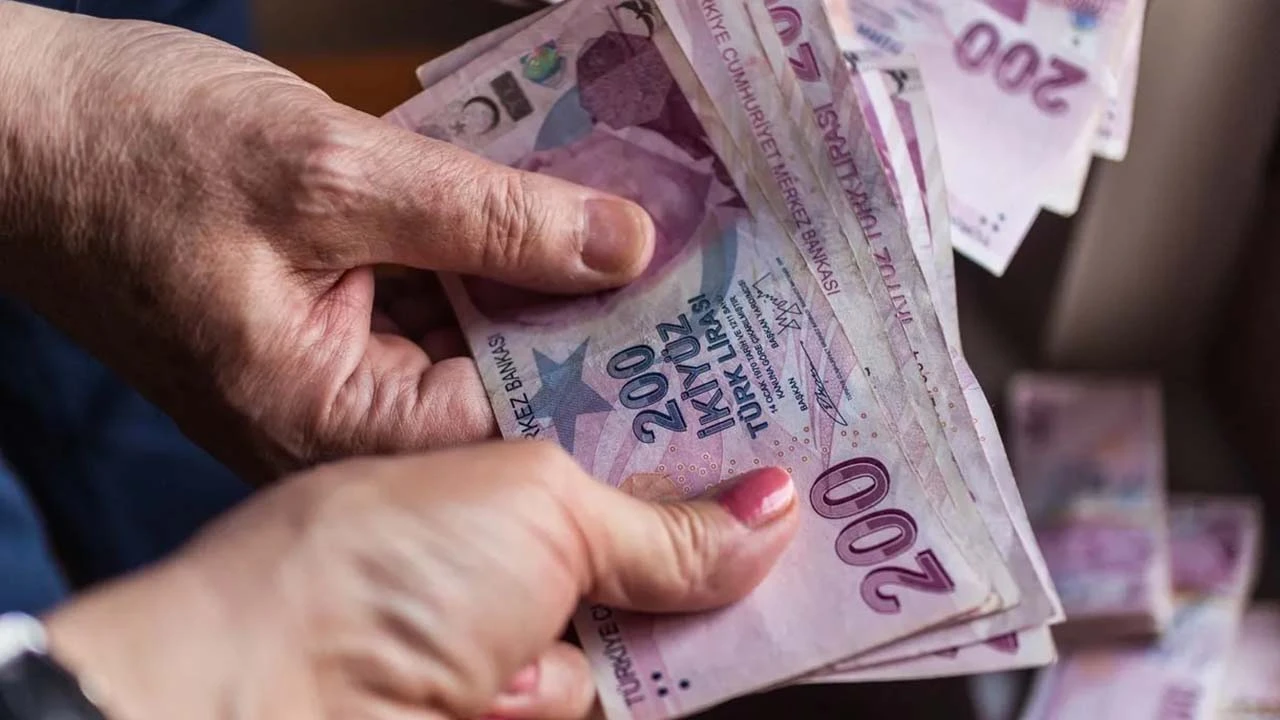 emekliye-yuzde-4925lik-zam-geliyor-iste-en-dusuk-emekli-maasi-qvyd.webp