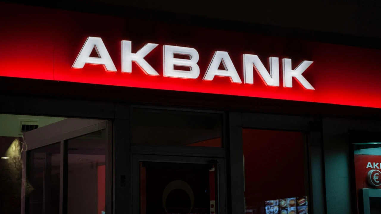 akbank-mevduat-faizlerini-guncelledi-akbank-gunluk-faiz-orani-ne-kadar-su-an-mevduat-faizi-kac-akbank-100-bin-liraya-ne-kadar-faiz-veriyor-qtdg.webp