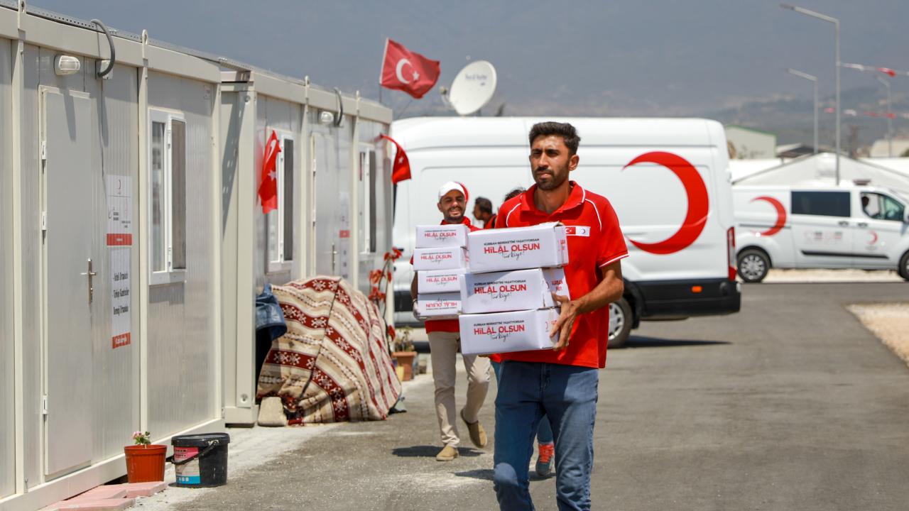 kizilay-acikladi-2025-kurban-vekalet-bedelleri-belli-oldu-yurt-ici-daha-pahali-yurt-disi-sudan-ucuz-001.jpg