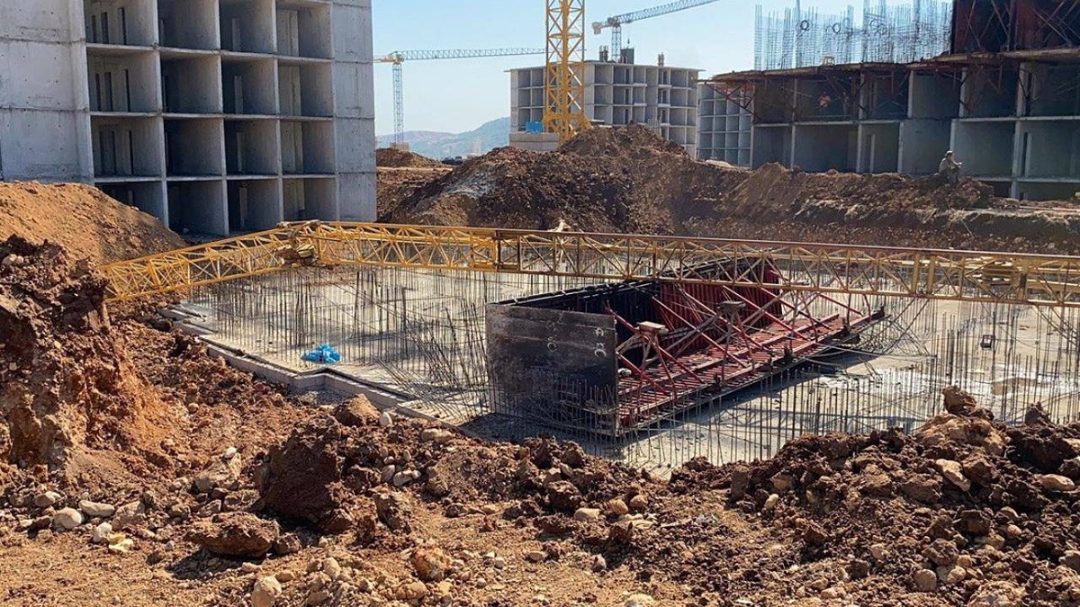toki-santiyesinde-maas-krizi-isciler-ucretlerini-alamadan-calisiyor-1-1200x675.jpg
