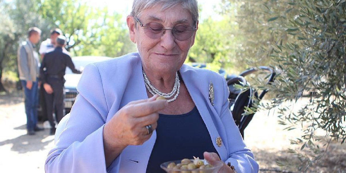canan-karatay-zeytin.jpg