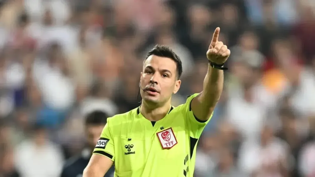 1742-cihan-aydin-kimdir-kac-yasinda-nereli-fenerbahce-galatasaray-derbisinin-hakemi-cihan-aydin-oldu-jpg.webp