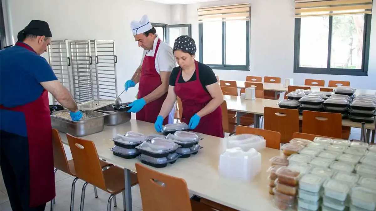 guzelbahce-de-taziye-evlerine-yemek-hizmeti-large.webp