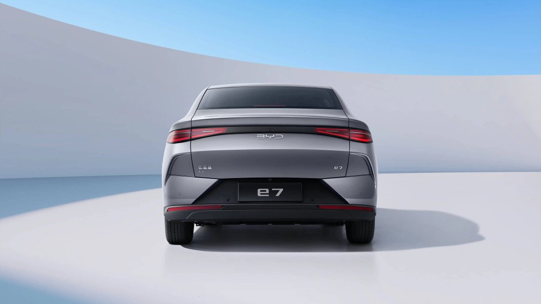 devrim-gibi-geliyor-byd-e7-egea-fiyatinin-ucte-birine-tesla-boyutlarinda-elektrikli-sedan-turkiyede-piyasayi-sallayacak-0.jpeg