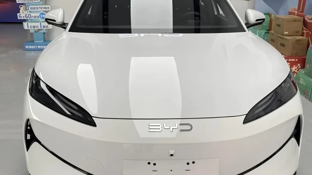 devrim-gibi-geliyor-byd-e7-egea-fiyatinin-ucte-birine-tesla-boyutlarinda-elektrikli-sedan-turkiyede-piyasayi-sallayacak-5.jpeg