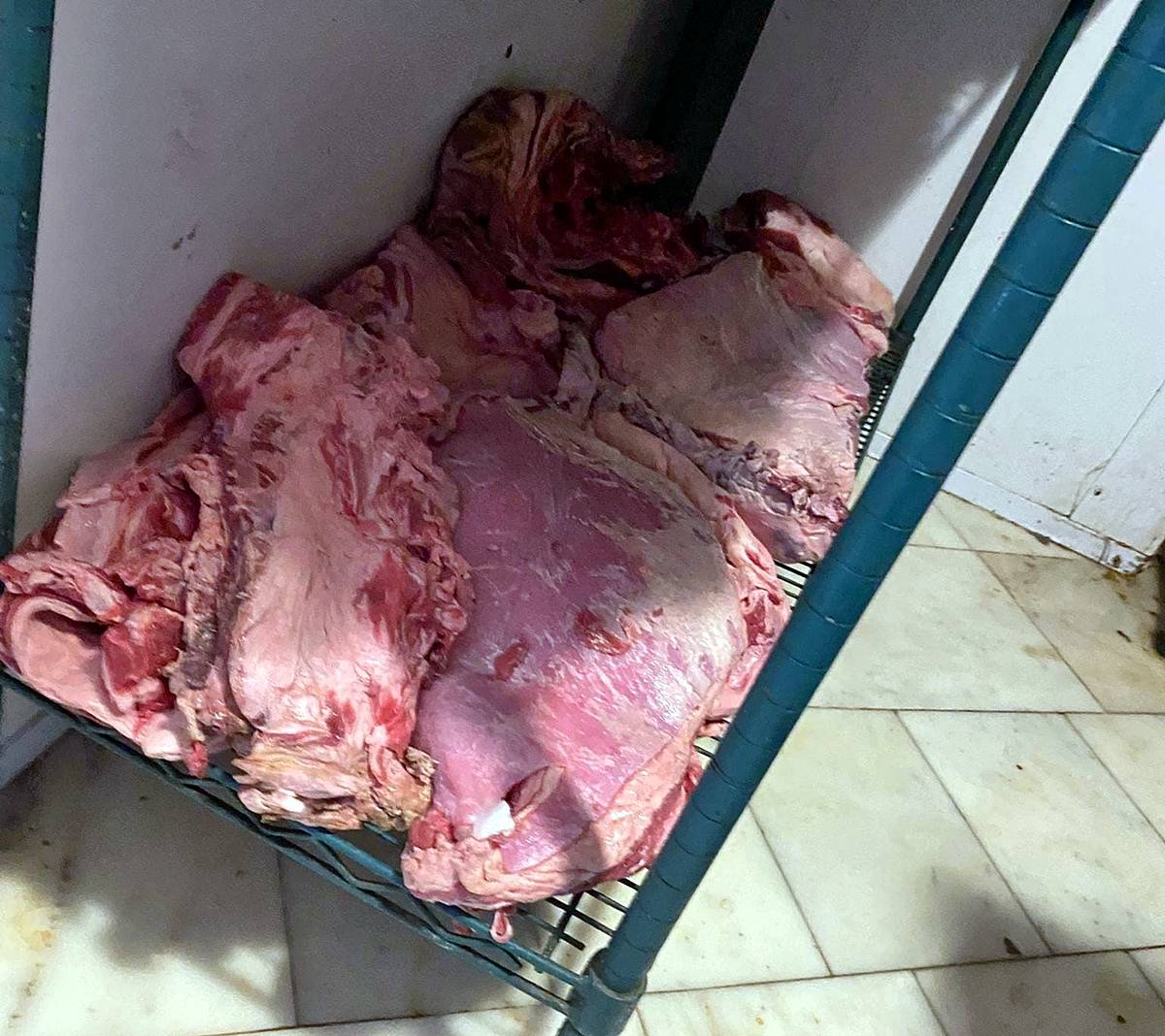 son-tuketim-tarihi-gecmis-kacak-bozuk-et-satan-zincir-market-hangisi-1.jpg