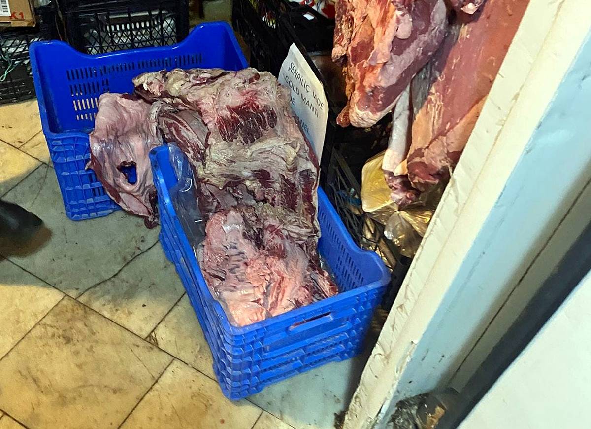 son-tuketim-tarihi-gecmis-kacak-bozuk-et-satan-zincir-market-hangisi-2.jpg