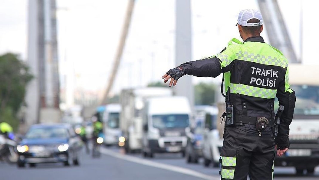 trafikte-yeni-donem-basliyor-trafik-cezalari-200-bin-tlye-kadar-cikabilir-1.jpg
