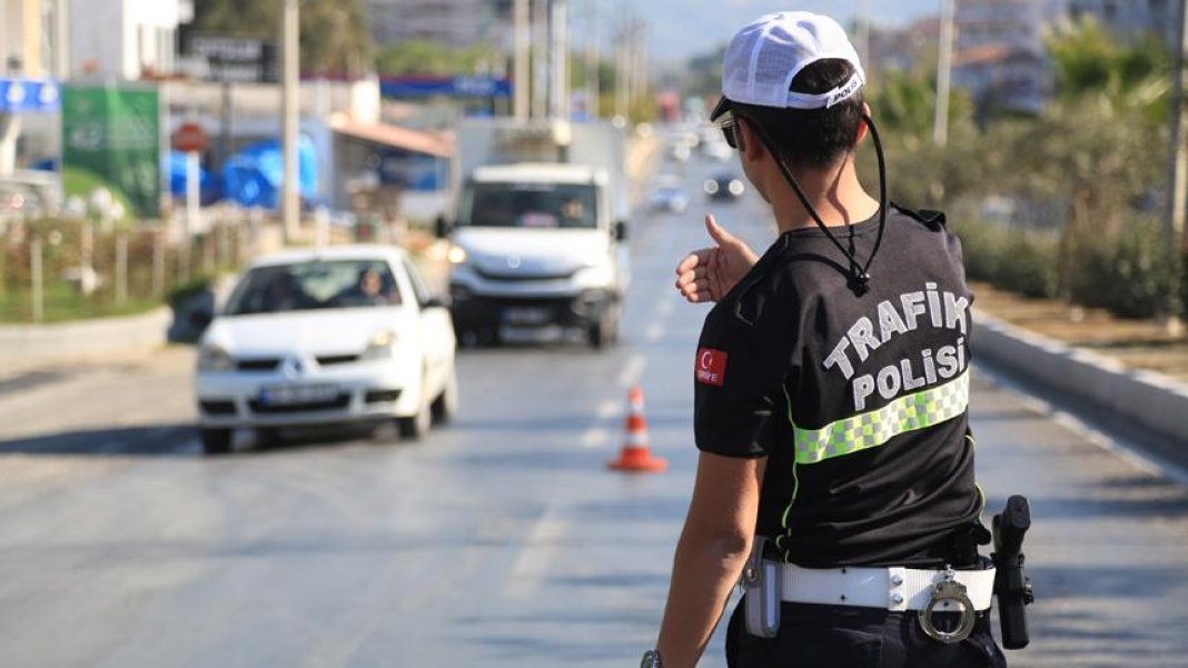trafikte-yeni-donem-basliyor-trafik-cezalari-200-bin-tlye-kadar-cikabilir-4-001.jpg