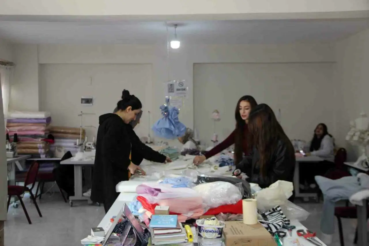 sirnakli-girisimci-izledigi-dizideki-moda-tasarimcisi-karakterinden-etkilenerek-20-yasinda-atolye-kurdu-11d975a2704d.webp