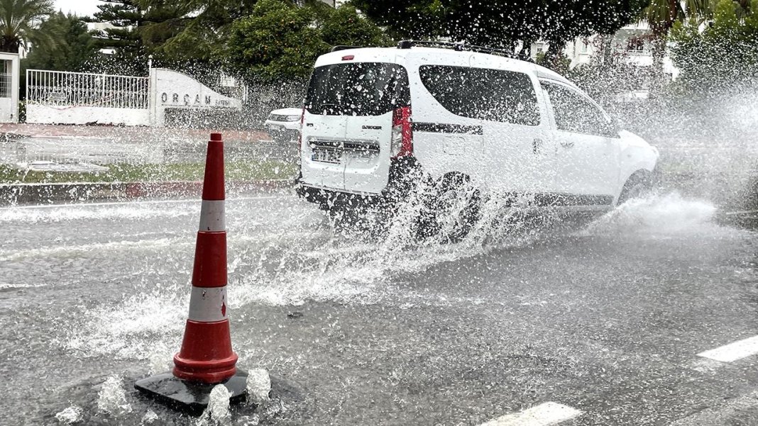 meteorolojiden-sonra-icisleri-bakanligi-da-uyardi-turuncu-alarm-verildi-sokaga-cikani-pisman-edecek-2.jpg
