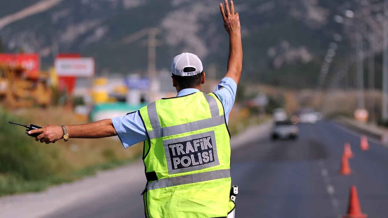 izmir-trafik-polisi-aa-1701201.jpg
