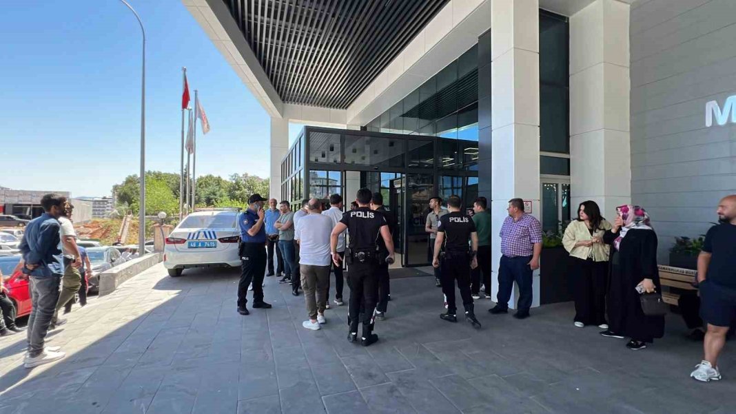 hastanede-vahset-eski-es-dehseti-tibbi-sekreter-eser-karaca-pompali-tufekle-olduruldu-1.jpg
