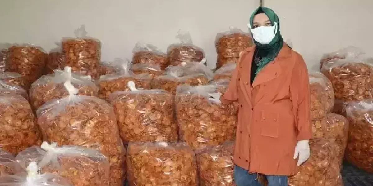 adanada-yas-hurma-uretimi-yapan-2.jpg