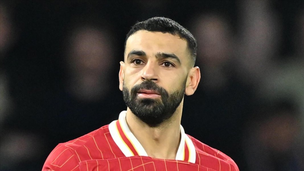premier-ligde-buyuk-onur-ucuncu-kez-yilin-futbolcusu-secildi-001.jpg