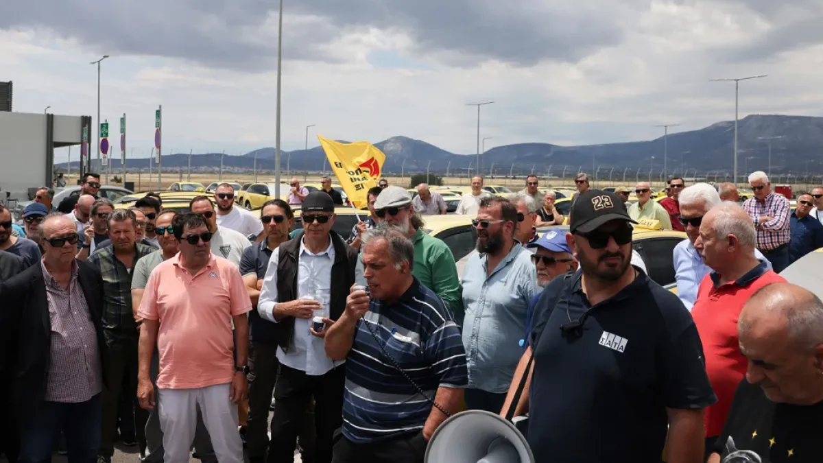 atina-da-taksicilerden-havalimaninda-eylem-1