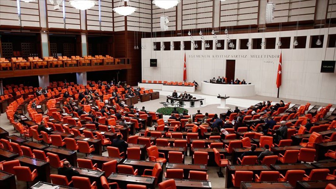 genel-af-bekleyenlerin-gozu-mecliste-1