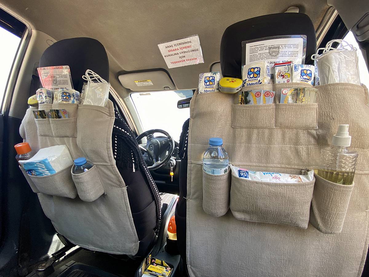 sivasta-musterilerine-hijyen-paketi-sunan-taksici-mehmet-kara-2