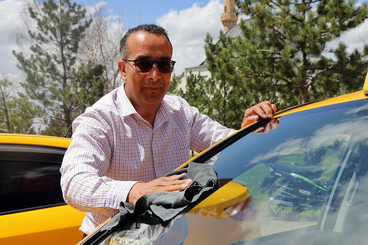 sivasta-musterilerine-hijyen-paketi-sunan-taksici-mehmet-kara-6