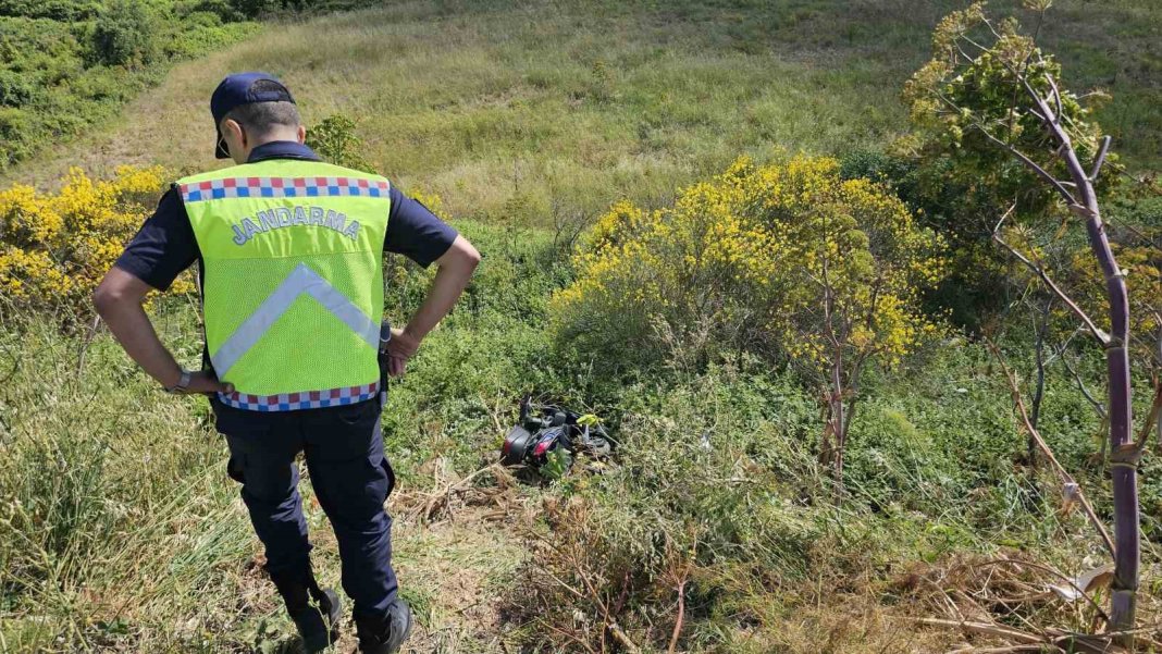 bandirma-erdek-yolunda-tehlikeli-kaza-motosiklet-3-metre-savruldu-vatandaslar-sikayetci-ayni-noktada-sik-kazalar-yasaniyor-1