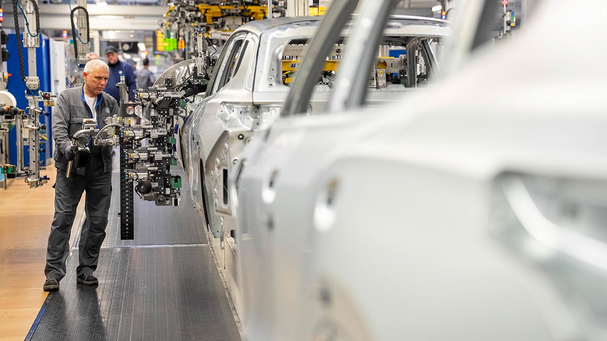 vw-wolfsburg-uretim-hatti-isciler