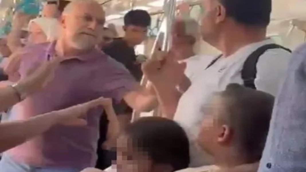 marmaray-mavi-gomlekli-genc-konustu