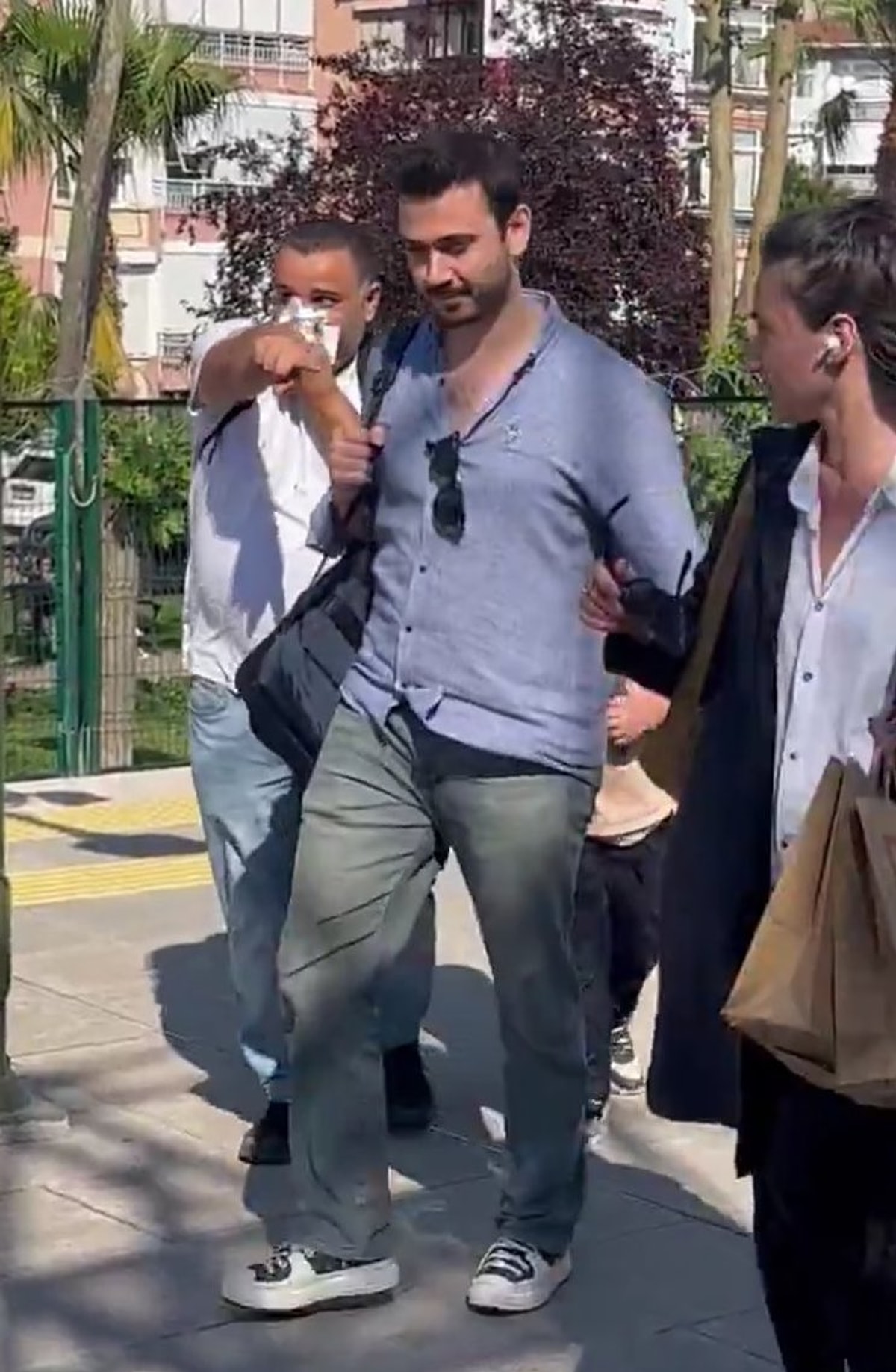 mavi-gomlekli-genc-tehdit