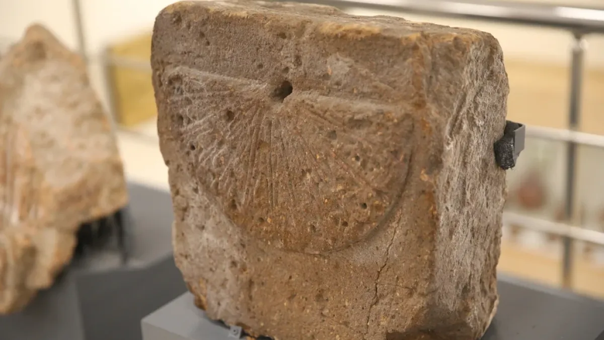 kars-ta-bulunan-1000-yillik-gunes-saati-sergilenmeye-basladi.webp