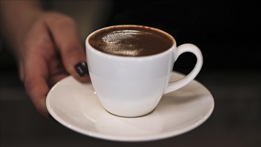 yillardir-yanlis-yapiyormusuz-bol-kopuklu-kahvenin-sirri-ne-seker-ne-de-kisik-ates-iste-usta-baristalarin-o-yontemi-1.jpg