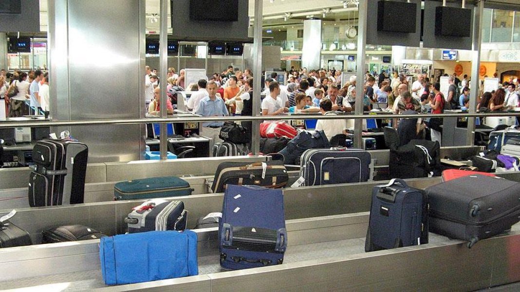 ucaga-binen-herkesi-ilgilendiriyor-havalimaninda-kotu-surpriz-yasamayin-powerbanklere-el-konuluyor-iste-sebebi-2.jpg