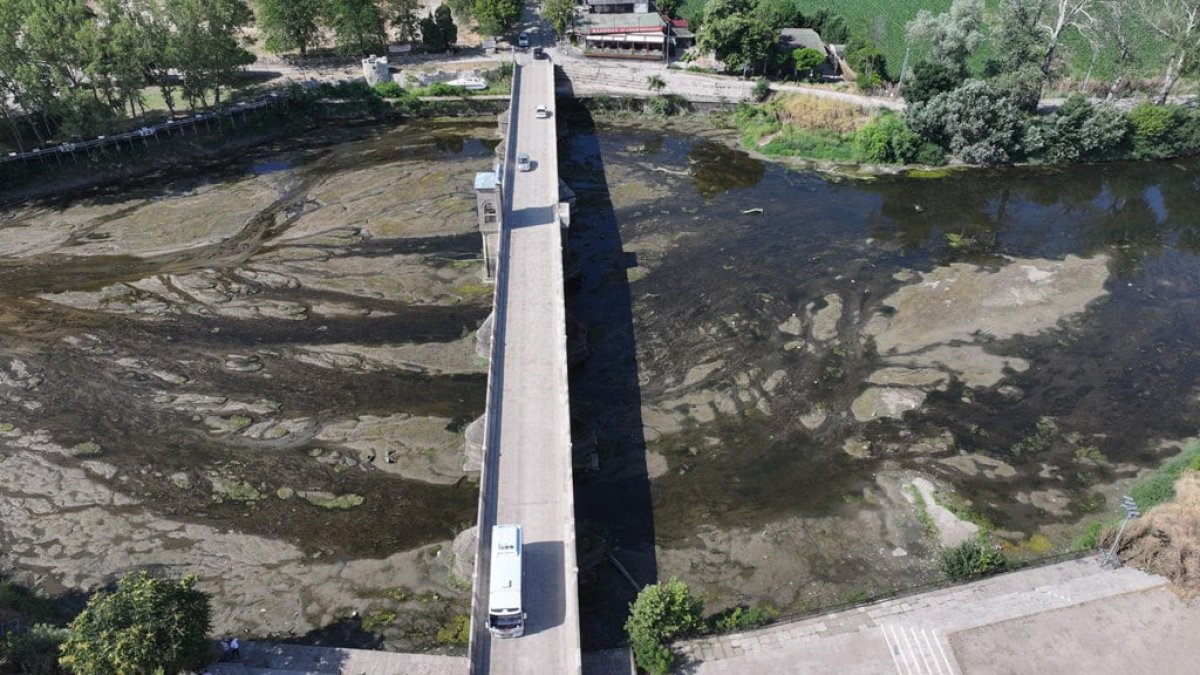 kuraklik-tuna-nehri-nde-su-akisi-durma-noktasina-geldi-1.jpg