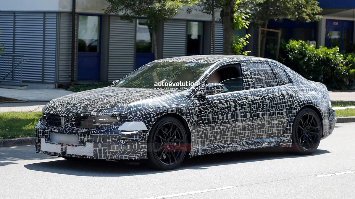 yeni-bmw-i3-sedan-yolda-001