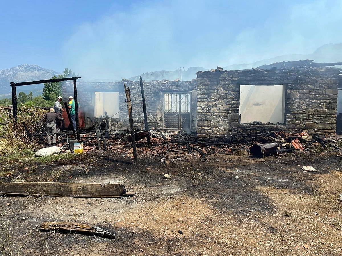 yanginda-80-bin-lirasini-kaybeden-yasli-adamin-parasi-yenisiyle-degistirildi-2