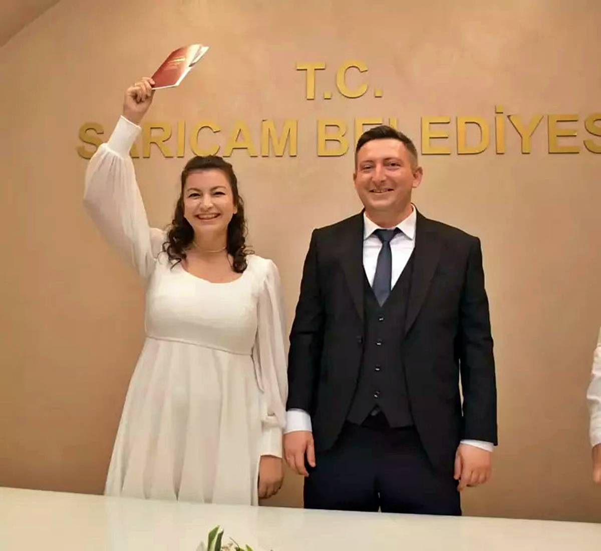 21-gun-once-evlendigi-esini-balkondan-atti-2