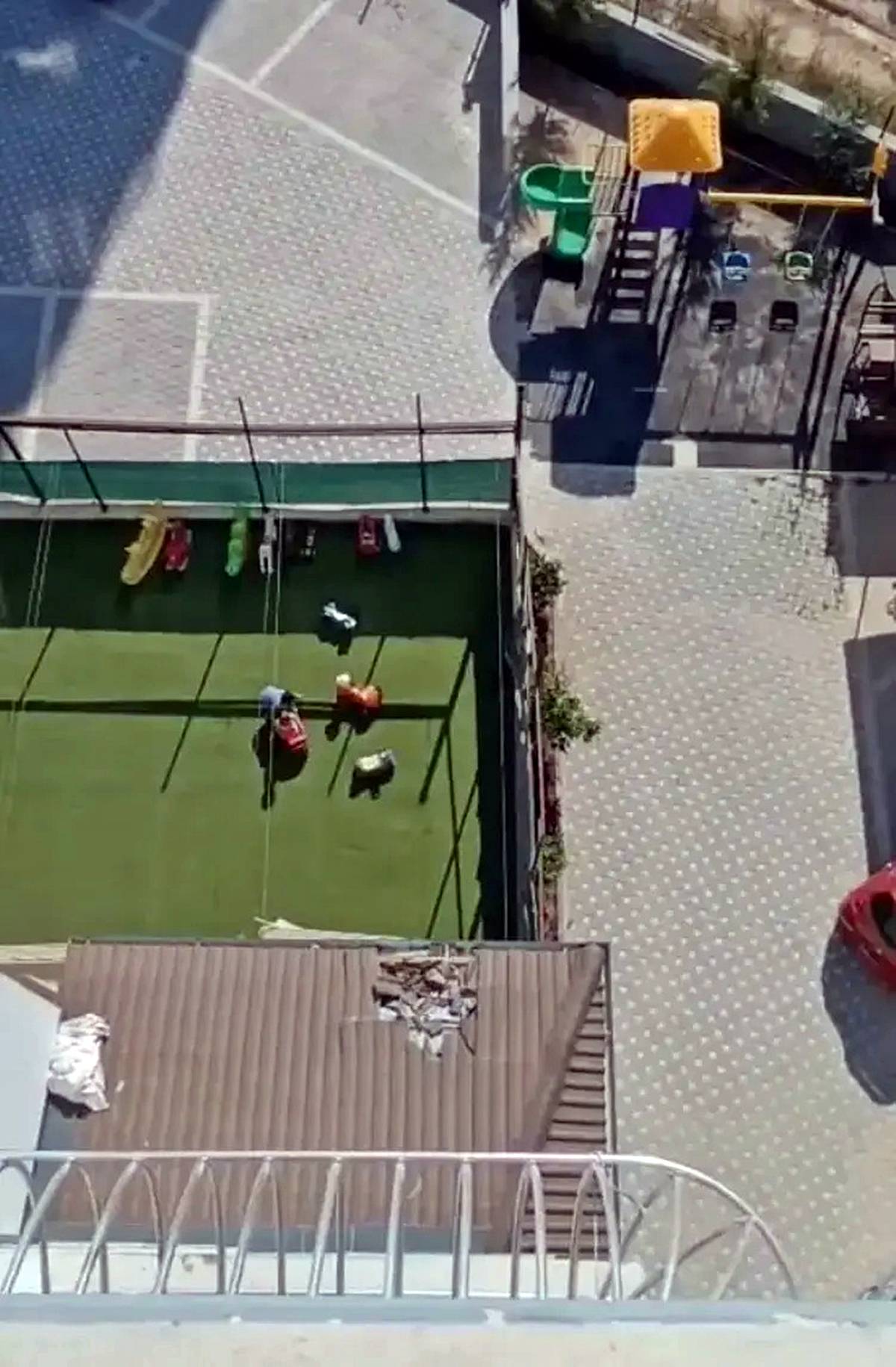 21-gun-once-evlendigi-esini-balkondan-atti-3